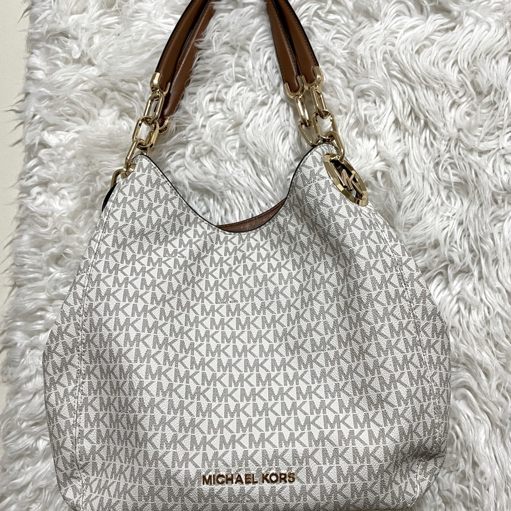 I’m selling this beautiful MK handbag. Like new